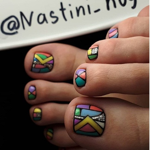 Bạn cũng có thể thử mẫu nail kiểu gốm sứ nhiều màu.