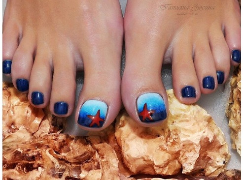 Nếu sắp đi biển, bạn có thể thử mẫu nail hình sao biển này.