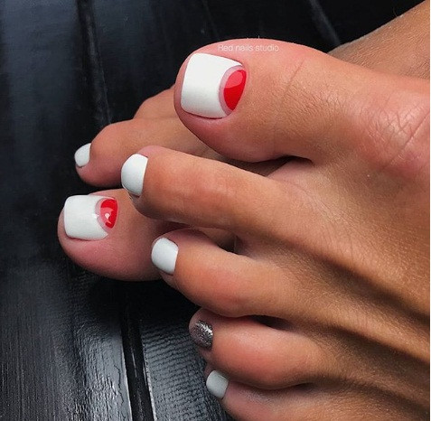 Nail trắng đỏ nổi bật.