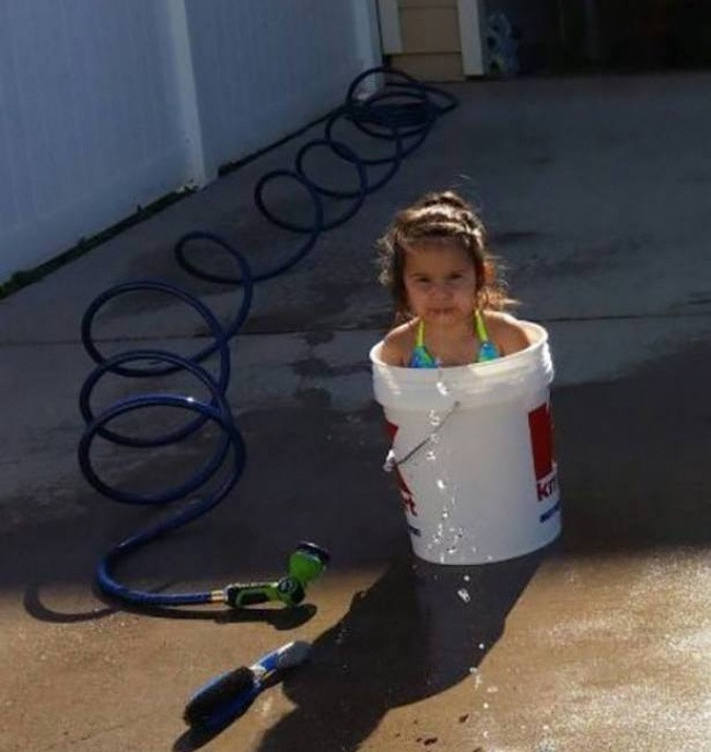 Trước những trò quậy phá tung trời của lũ trẻ, bố mẹ chỉ có thể cười trừ mà thôi. Không cần đi đâu xa, đây là "bể bơi" ngay tại nhà.