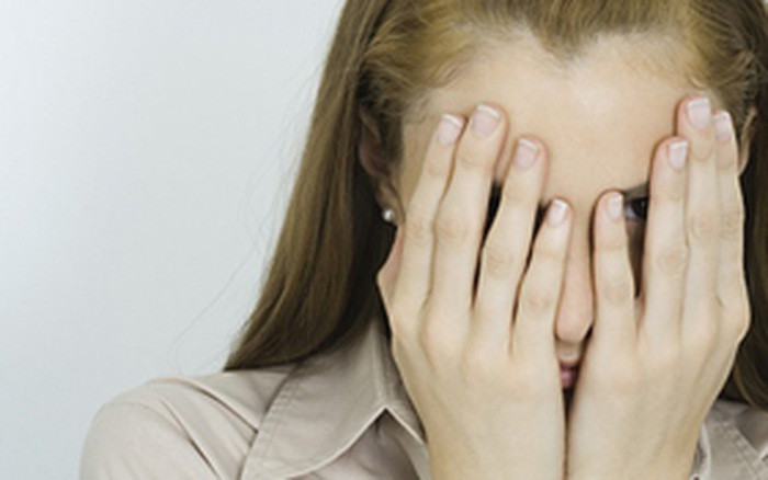 Giang mai: Do xoắn khuẩn gây nên, có thể lây lan từ cơ quan sinh dục đến khắp cơ thể. Một trong các dấu hiệu sớm nhất của bệnh này là đau ở cơ quan sinh dục hay miệng, các triệu chứng sau đó thường là sốt, đau họng, nhức đầu hoặc đau khớp.