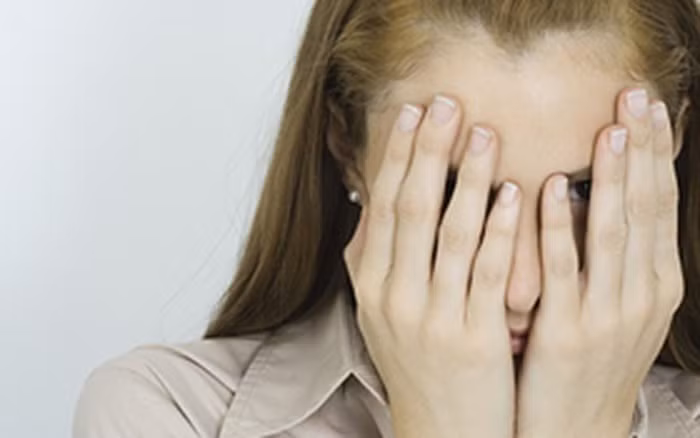 Giang mai: Do xoắn khuẩn gây nên, có thể lây lan từ cơ quan sinh dục đến khắp cơ thể. Một trong các dấu hiệu sớm nhất của bệnh này là đau ở cơ quan sinh dục hay miệng, các triệu chứng sau đó thường là sốt, đau họng, nhức đầu hoặc đau khớp.