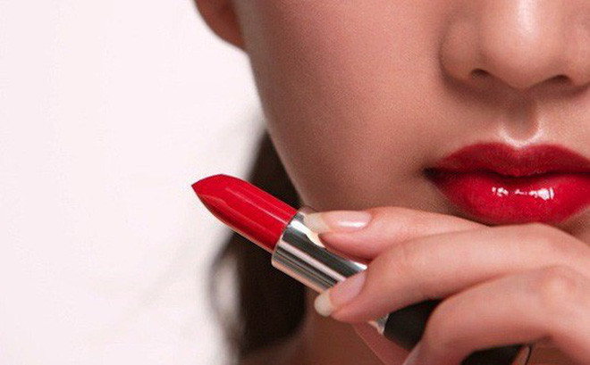 HIV thường lây qua đường tình dục, gồm qua bộ phận sinh dục, hậu môn, quan hệ đường miệng. Virus gây bệnh sẽ lây từ người này qua người khác ở tinh binh, dịch âm đạo hay máu. 