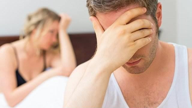 Bệnh lậu do vi khuẩn, gây tiết dịch hơi vàng hoặc xanh ở cơ quan sinh dục, gây cảm giác đau rát khi đi tiểu, sốt và xuất huyết âm đạo bất thường và đau vùng chậu ở phụ nữ. Căn bệnh này có thể lây lan khắp cơ thể, gây sốt, thương tổn ở da, viêm khớp.