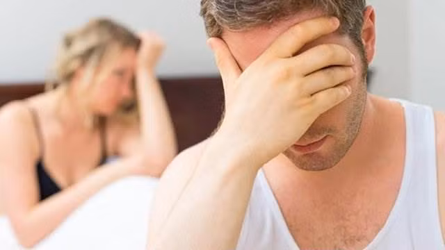 Bệnh lậu do vi khuẩn, gây tiết dịch hơi vàng hoặc xanh ở cơ quan sinh dục, gây cảm giác đau rát khi đi tiểu, sốt và xuất huyết âm đạo bất thường và đau vùng chậu ở phụ nữ. Căn bệnh này có thể lây lan khắp cơ thể, gây sốt, thương tổn ở da, viêm khớp.