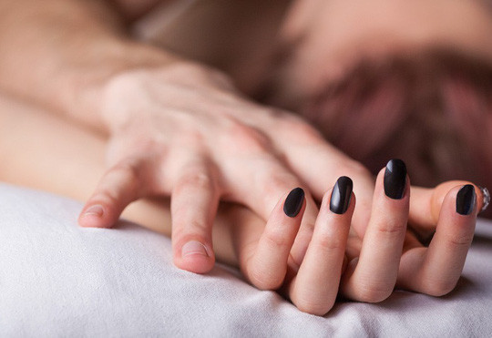 Viêm gan siêu vi B do virus, ảnh hưởng trước tiên đến gan. Triệu chứng bệnh gồm mệt mỏi, nôn mửa, không có cảm giác thèm ăn, tổn thương vùng bụng, vàng da.