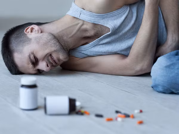 Việc dùng thuốc giảm đau quá nhiều là một thói quen hại thận mà bạn nên bỏ ngay. Điều này có thể làm trầm trọng thêm các vấn đề về thận nếu bạn đã bị bệnh thận.