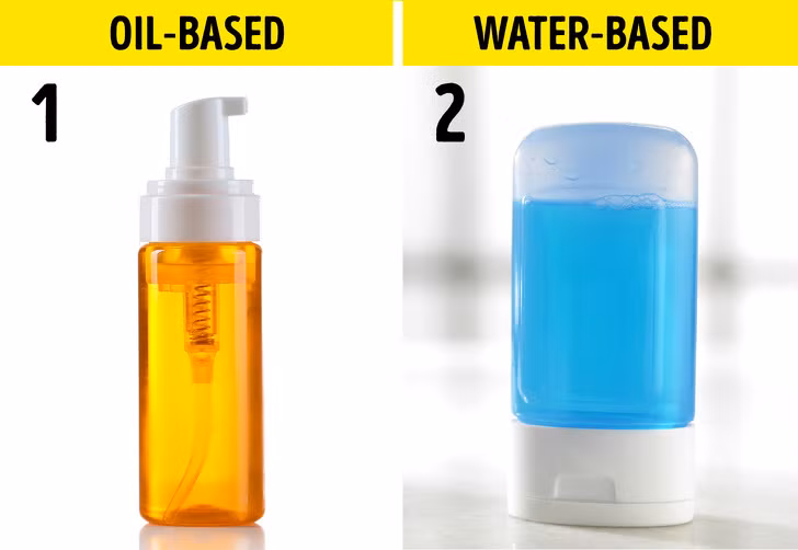 Làm sạch làn da 2 bước: Chuyên gia về da Ellen Marmur khuyên bạn nên làm sạch da với 2 bước. Đầu tiên - sử dụng một sản phẩm từ dầu: Điều này sẽ hòa tan bã nhờn và loại bỏ bụi bẩn. Bước hai, bạn sẽ sử dụng một sản phẩm thông thường để làm sạch da.