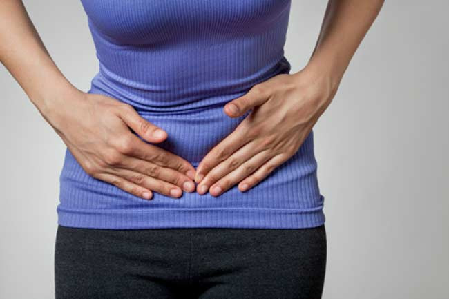 Ngày nào cô cũng mua đu đủ xanh về ăn, hy vọng thai sẽ tự ra. Không ngờ sau 3 tuần, cô gái 19 tuổi này phải đi cấp cứu vì máu chảy ồ ạt. Nguyên nhân là cô gái trẻ mang thai ngoài tử cung mà không biết, khối thai vỡ khiến máu chảy không cầm được.