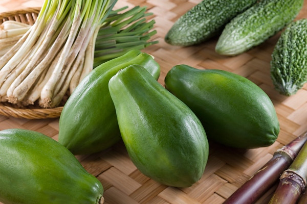 Phá thai bằng rau: Bác sĩ sản phụ khoa Lê Thị Kim Dung, Trung tâm Y tế lao động (Hà Nội) chia sẻ một trường hợp khá đặc biệt. Một cô gái 19 tuổi ở Hà Nội sau khi phát hiện mình có bầu nhưng không đi khám. Cô gái trẻ làm theo cách lan truyền trên mạng là phá thai bằng đu đủ xanh.