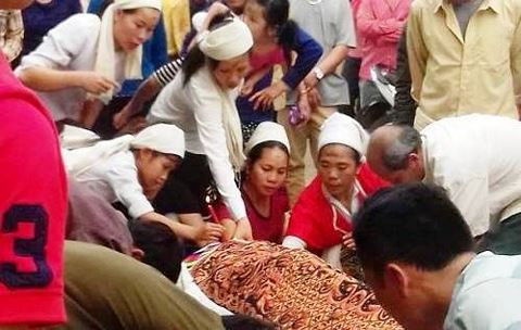 Tử vong vì nhờ thầy lang phá thai bằng que nứa: Mới đây (ngày 17/3), theo ông Lương Văn Năm – Chủ tịch xã Châu Phong huyện Quế Phong (Nghệ An), trên địa bàn vừa xảy ra vụ việc một phụ nữ bị tử vong khi nhờ thầy lang phá thai bằng que nứa. Nạn nhân là chị Vi Thị K. (SN 1986, ở bản Đôm 2, xã Châu Phong huyện Quế Phong). Ảnh: ANTĐ.