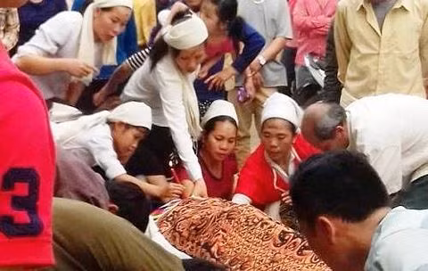 Tử vong vì nhờ thầy lang phá thai bằng que nứa: Mới đây (ngày 17/3), theo ông Lương Văn Năm – Chủ tịch xã Châu Phong huyện Quế Phong (Nghệ An), trên địa bàn vừa xảy ra vụ việc một phụ nữ bị tử vong khi nhờ thầy lang phá thai bằng que nứa. Nạn nhân là chị Vi Thị K. (SN 1986, ở bản Đôm 2, xã Châu Phong huyện Quế Phong). Ảnh: ANTĐ.