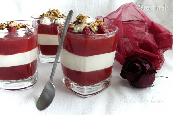 Kysel là thức uống gần giống với Mors. Tuy nhiên, nguyên liệu tạo nên kysel có thêm tinh bột bên cạnh với trái cây và nước đường. Đôi khi, Kysel còn được làm thành một loại thạch để ăn tráng miệng. Ảnh: Internet.