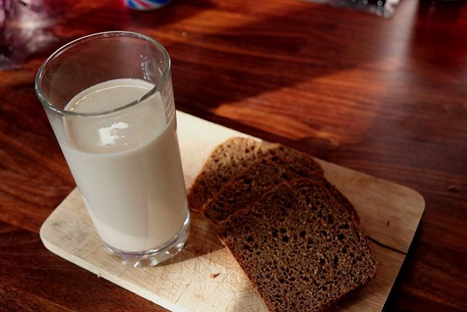 Thức uống Ryazhenka gần giống sữa chua pha loãng, tuy nhiên cách chế biến nó hơi khác hơn một chút. Sữa sau khi để lên men sẽ được đun sôi ở nhiệt độ nhất định trong 6-8 giờ.