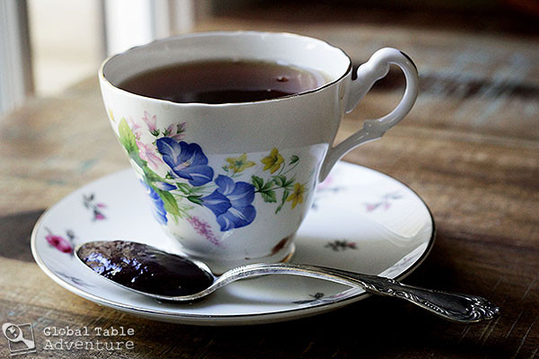 Trà là một trong những thức uống ưa thích nhất ở Nga. Có nhiều lý do giải thích cho việc này như khí hậu lạnh, truyền thống gia đình, lịch sử...Người Nga chủ yếu thích trà đen với sữa và đường.