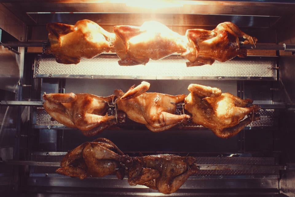 Cơn lốc gà nướng Rotisserie cứ thế phát triển, tạo nên sự lan tỏa mạnh mẽ giữa những tín đồ ăn uống toàn cầu.