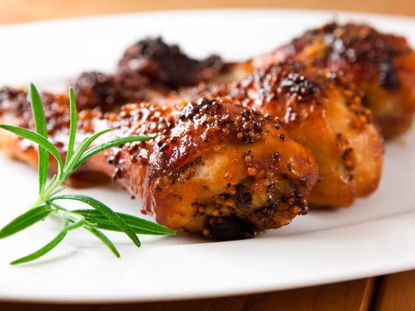 Thịt gà cũng chứa lượng lớn kẽm và các vitamin B khác như vitamin B12, vitamin B6, niacin và acid pantothenic. Những vitamin này tăng cường sự trao đổi chất và cải thiện sức khoẻ của tế bào cơ thể.