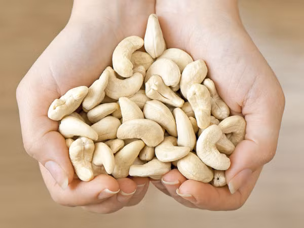 Hạt điều giàu kẽm và các axit béo chưa bão hòa giúp chống lại bệnh tim và thúc đẩy sức khoẻ xương cũng như chức năng não khỏe mạnh.