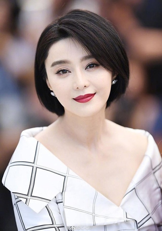 Tuy nhiên, hiện mỹ nhân họ Phạm đang trải qua "đại nạn" lớn nhất trong sự nghiệp khi liên tiếp có thông tin cô trốn thuế, sử dụng "hợp đồng âm dương" hòng sở hữu những món tiền khổng lồ. Tờ Apple của Hong Kong đưa tin, phía luật sư cho rằng, nữ hoàng họ Phạm được cho là vướng tới 3 trọng tội bao gồm trốn thuế, tham gia các hoạt động cho vay bất hợp pháp và tham nhũng từ phía ngân hàng.