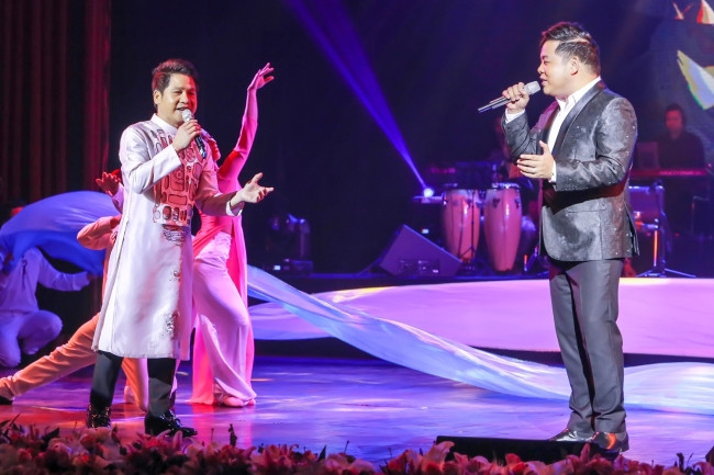 Quang Lê và Trọng Tấn lần đầu song ca trên sân khấu.