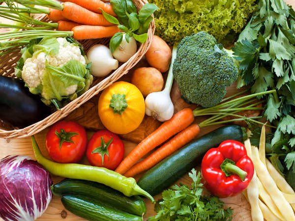 Trái cây và rau quả nhiều màu sắc như màu đỏ, xanh, vàng và cam là các loại thực phẩm có lợi cho cơ thể. Màu tự nhiên của chúng có nghĩa là chúng rất giàu vitamin và chất chống oxy hóa. Ảnh: Boldsky.