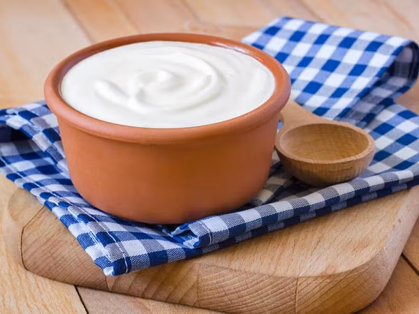 Khi bạn càng già đi, nguy cơ loãng xương càng cao. Sữa chua là một nguồn canxi tuyệt vời giúp ngăn ngừa loãng xương.