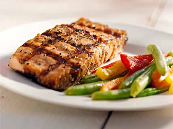 Cá béo như cá hồi, cá thu và cá mòi có hàm lượng axit béo omega-3 cao. Chúng có thể giúp ngăn ngừa bệnh tim và đột quỵ. Ăn ít nhất hai lần trong một tuần.