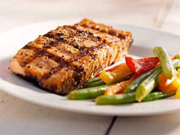 Cá béo như cá hồi, cá thu và cá mòi có hàm lượng axit béo omega-3 cao. Chúng có thể giúp ngăn ngừa bệnh tim và đột quỵ. Ăn ít nhất hai lần trong một tuần.