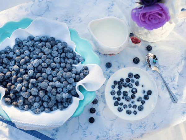 Quả việt quất giàu các chất chống oxy hóa như vitamin E và vitamin C có thể giúp giữ cho tế bào khỏe mạnh. Thực phẩm lành mạnh này giúp trẻ hóa làn da, ngăn ngừa ung thư, rất tốt cho phụ nữ mang thai và thúc đẩy sức khỏe tim mạch.