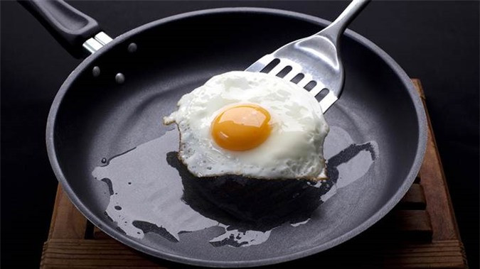 Nồi, chảo chống dính: Một số dụng cụ nấu ăn chống dính có chứa PFC - độc tố nguy hiểm có thể phát tán vào không khí khi bị đun nóng hơn 260 độ C, gây triệu chứng như cảm cúm cho người khi hít phải. Để bạn dễ hình dung, dầu ôliu bắt đầu bốc khói ở 210 độ C. Do đó, tốt nhất bạn không nên để chảo không trên bếp đang bật đề phòng để quên. Ảnh: Today.