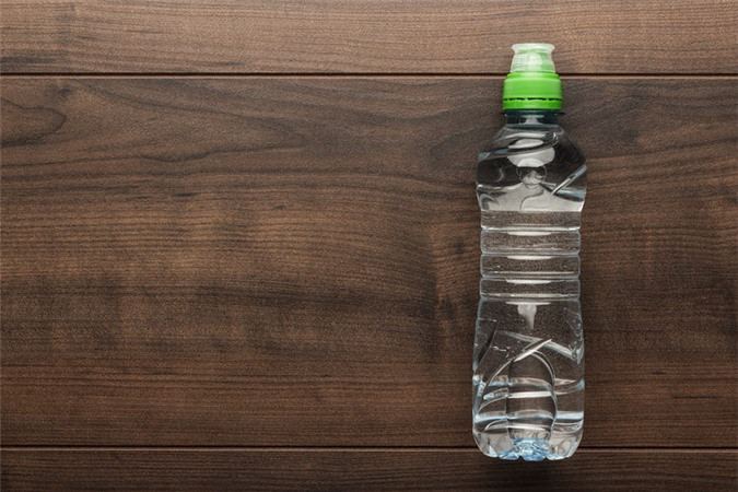 Chai nước khoáng hoặc nước ngọt tái sử dụng: Loại chai này thường được làm từ Polyethylene terephthalate (PET). Tuy an toàn cho lần dùng đầu tiên, nếu tái sử dụng nhiều lần, nguy cơ các kim loại nặng và hóa chất cấu tạo nên chúng bị hòa tan vào nước sẽ tăng cao. Ảnh: Business Insider.