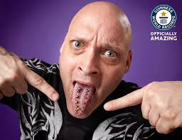 Người nghiện xỏ khuyên lưỡi nhất trên thế giới là Frank Vacca ở Mỹ. Lưỡi của anh ấy có tới 20 vòng xỏ lỗ.