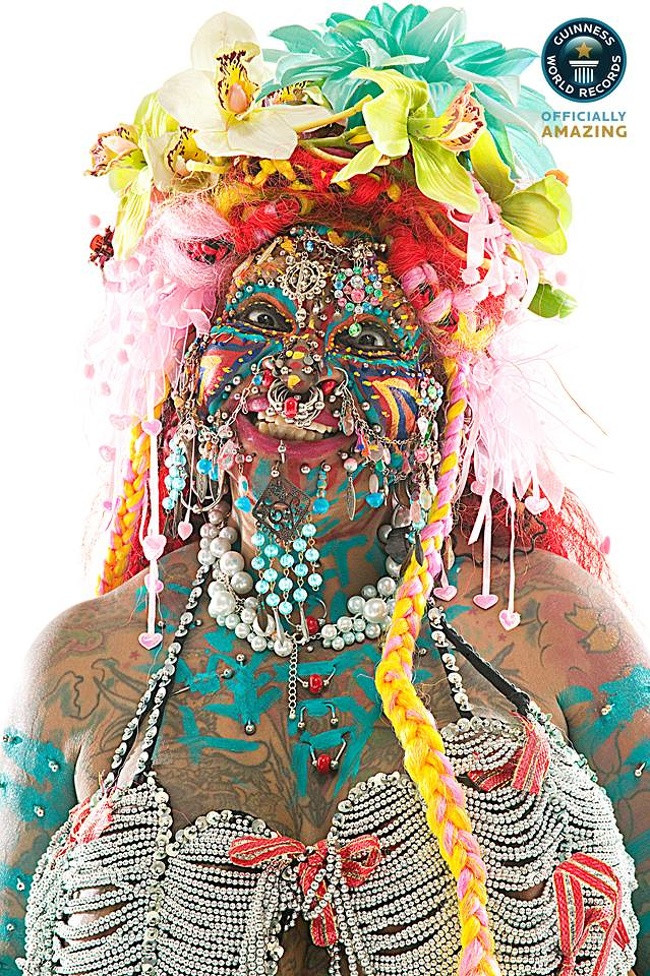 Elaine Davidson (Brazil), nổi tiếng với đam mê xỏ khuyên. Elaine xỏ khuyên lần đầu năm 1997, kể từ đó bà đã xỏ thêm 4.225 lần và không có ý định dừng lại.