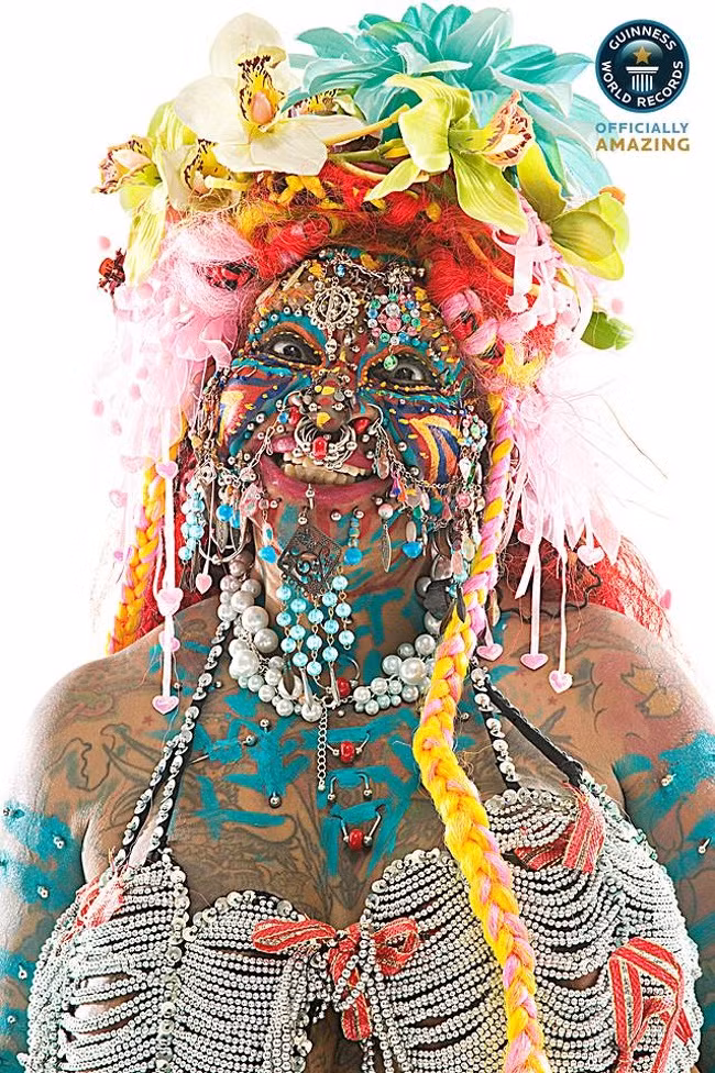 Elaine Davidson (Brazil), nổi tiếng với đam mê xỏ khuyên. Elaine xỏ khuyên lần đầu năm 1997, kể từ đó bà đã xỏ thêm 4.225 lần và không có ý định dừng lại.