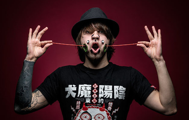 Anh chàng người Đức Joel Miggler nắm giữ kỷ lục Guinness về người xỏ khuyên nhiều nhất trên mặt. 2 lỗ lớn nhất nằm ở hai bên má, có đường kính lên đến 34 mm để lộ cả răng hàm.