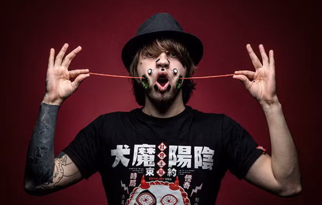 Anh chàng người Đức Joel Miggler nắm giữ kỷ lục Guinness về người xỏ khuyên nhiều nhất trên mặt. 2 lỗ lớn nhất nằm ở hai bên má, có đường kính lên đến 34 mm để lộ cả răng hàm.