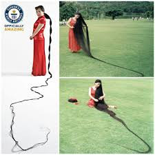 Bà Xie Qiuping ở Trung Quốc sở hữu mái tóc dài nhất thế giới, dài khoảng 5,627 m. Người phụ nữ này nói rằng bà đã ngừng cắt tóc từ khi 13 tuổi.