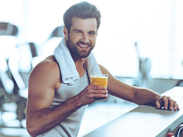 Việc không uống nước tại phòng tập cũng là một sai lầm. Việc uống nước giữa các bài tập giúp phục hồi cơ bắp nhanh hơn. Ảnh: Boldsky.