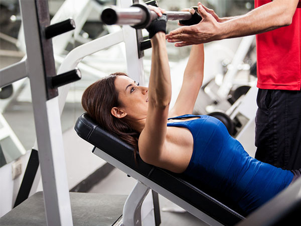 Nếu bạn là người mới bắt đầu, chắc chắn bạn sẽ cần đến sự trợ giúp huấn luyện viên để hiểu cách sử dụng các thiết bị và các máy tập thể dục khác nhau. Đừng tự ý sử dụng nếu không muốn gây thương tích cho bản thân.