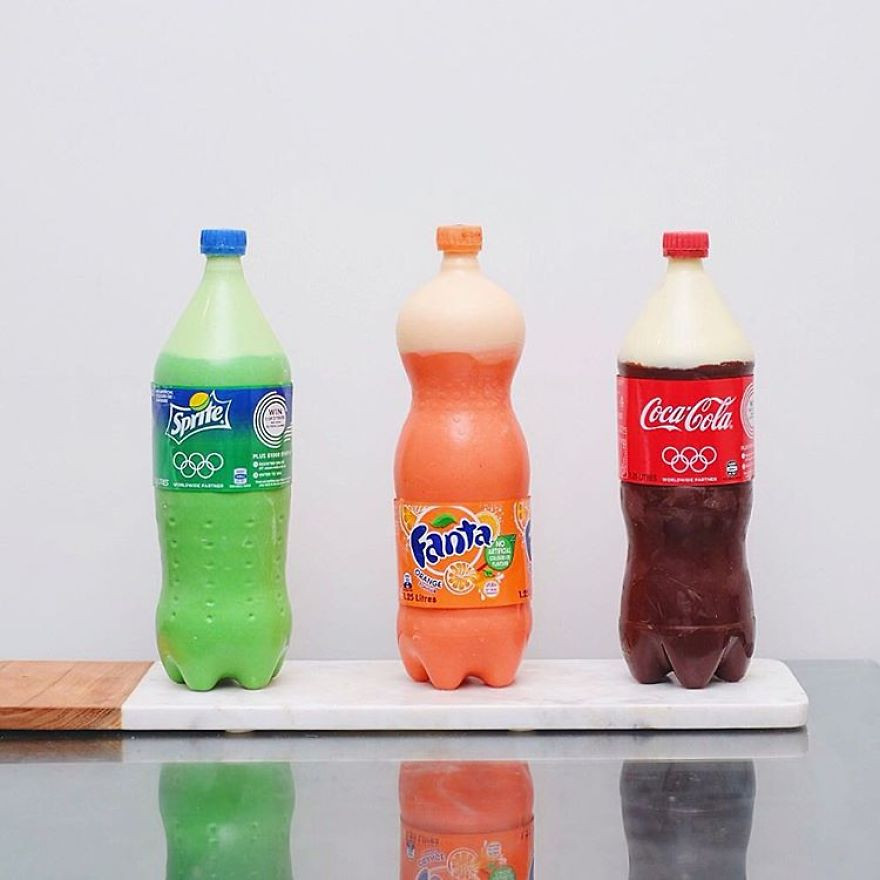 Những chiếc bánh ngọt hình chai nước của Andres trông giống hệt chai nước Coca, Fanta và Sprite.