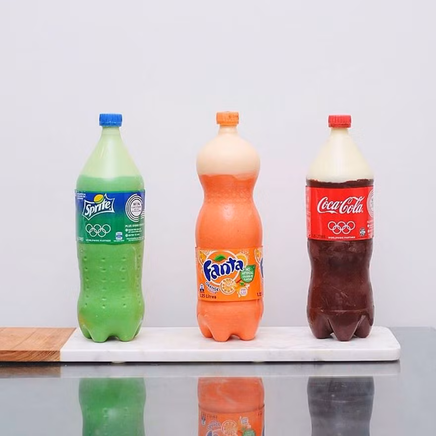 Những chiếc bánh ngọt hình chai nước của Andres trông giống hệt chai nước Coca, Fanta và Sprite.