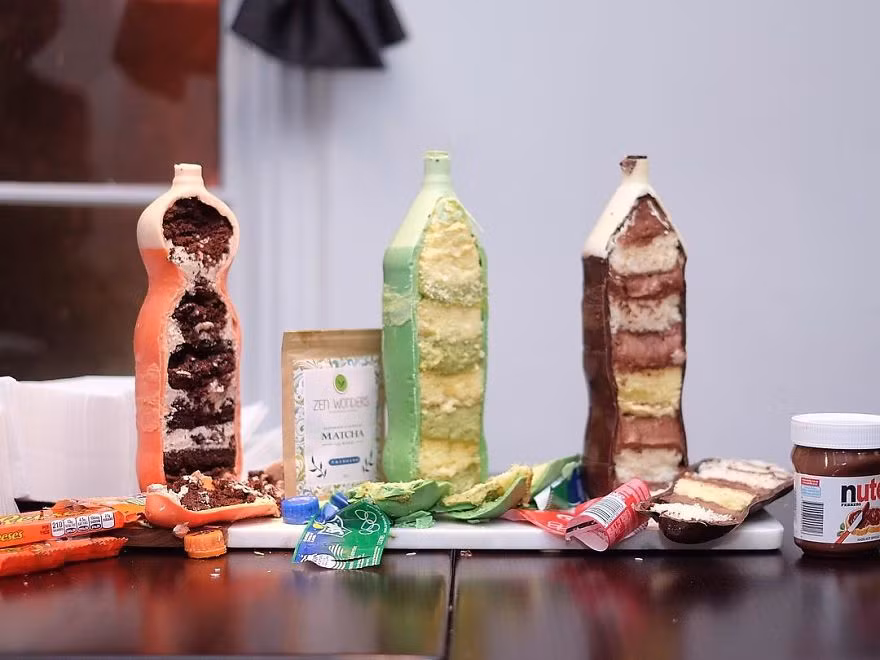 Phần bánh kem trong chai nước tan chảy và thơm ngon.