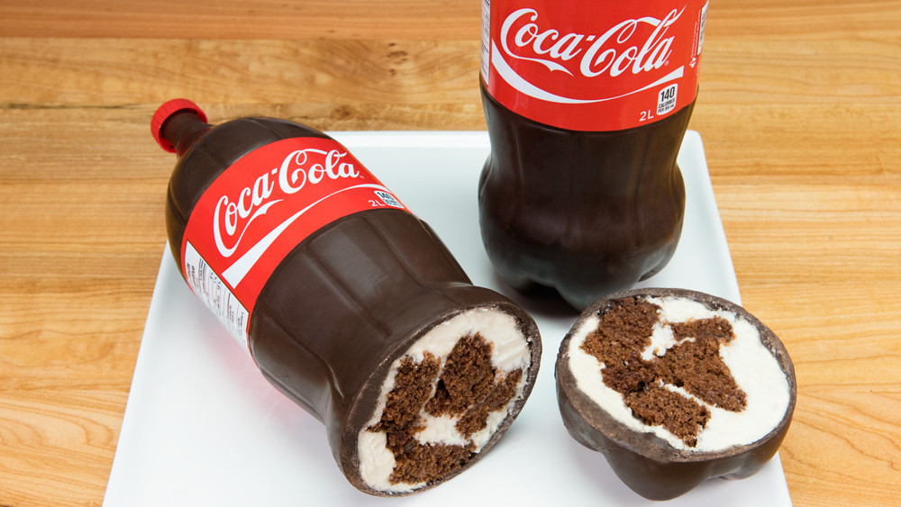 Phần vỏ bánh được làm từ socola. Ảnh: BP.