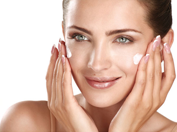 Bước 4: Sử dụng kem dưỡng ẩm da. Bạn có thể bôi kem dưỡng ẩm thông thường và nhẹ nhàng xoa nhẹ lên da, để nó được hấp thụ hoàn toàn. Ngoài ra, bạn cũng nên dùng son môi bình thường để làm ẩm đôi môi.