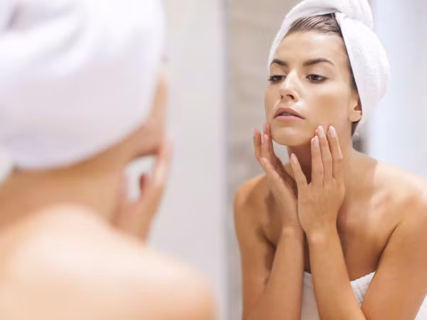 Bước 3: Làm cho da bạn sáng hơn là một trong những bước quan trọng nhất. Đầu tiên, bạn hãy vỗ nhẹ vào khuôn mặt rồi kéo má nhẹ nhàng. Điều này giúp làm tăng lưu thông máu, nhờ đó giúp làm cho làn da tươi sáng hơn.