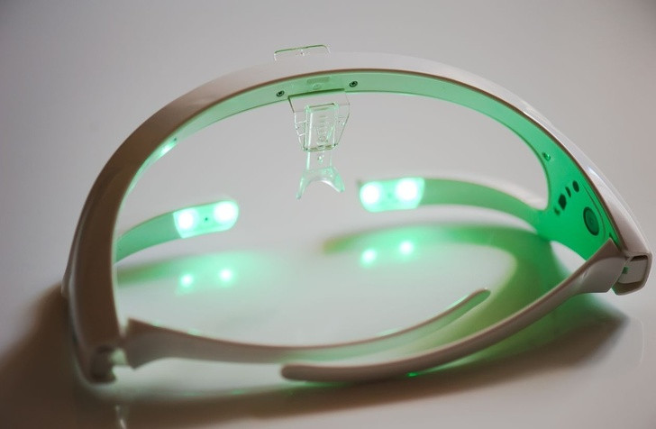 4. Liệu pháp ánh sáng: Ánh sáng đóng một vai trò quan trọng trong việc giữ nhịp sinh học ổn định. Quá nhiều hoặc quá ít ánh sáng sẽ ảnh hưởng đến chu kỳ ngủ của bạn. Chẳng hạn như bạn có thể trang bị một hộp ánh sáng cường độ 10.000lux, tương đương với lượng ánh sáng nhận được khi đi dạo 40 phút trên bãi biển lúc mặt trời mọc.