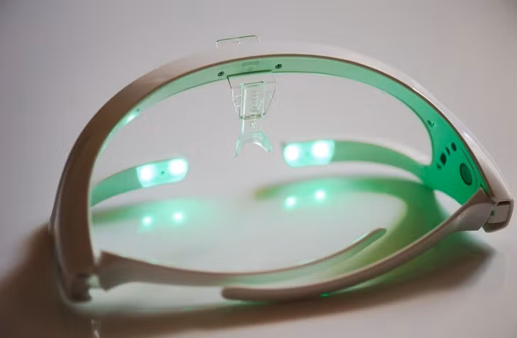 4. Liệu pháp ánh sáng: Ánh sáng đóng một vai trò quan trọng trong việc giữ nhịp sinh học ổn định. Quá nhiều hoặc quá ít ánh sáng sẽ ảnh hưởng đến chu kỳ ngủ của bạn. Chẳng hạn như bạn có thể trang bị một hộp ánh sáng cường độ 10.000lux, tương đương với lượng ánh sáng nhận được khi đi dạo 40 phút trên bãi biển lúc mặt trời mọc.