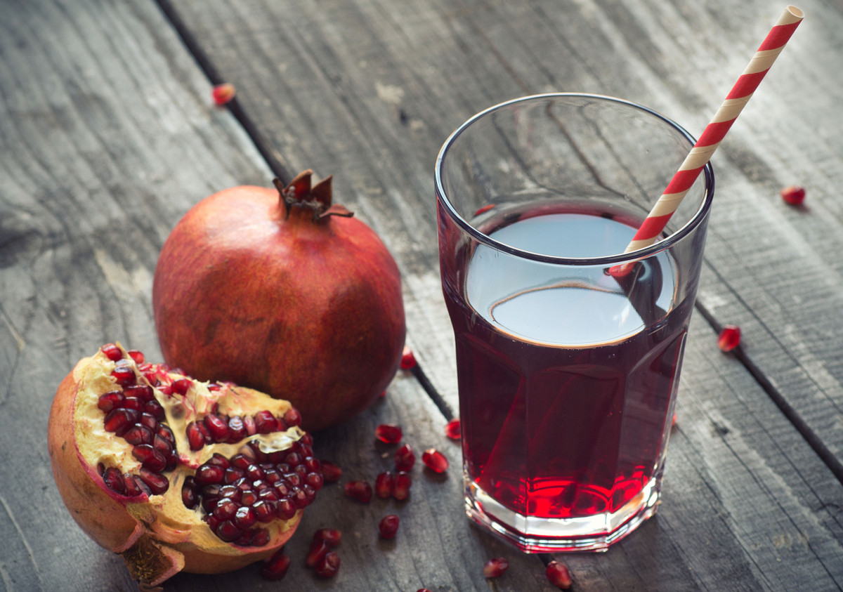 Trong nước ép lựu rất giàu chất chống oxy hóa, có thể làm chậm sự phát triển của bệnh Alzheimer và bảo vệ được trí nhớ của người bệnh. Ảnh: Internet.