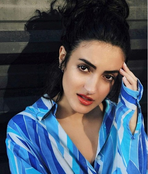 Nam Vo tiết lộ: “Tôi thích tư thế chụp ảnh này bởi vì góc mặt sẽ được nâng lên theo một góc độ rất nhẹ nhưng lại giúp khuôn mặt thanh thoát, hoàn hảo hơn. Tôi luôn khuyên các ngôi sao nên tạo dáng theo tư thế này. Nó thực sự hữu ích".