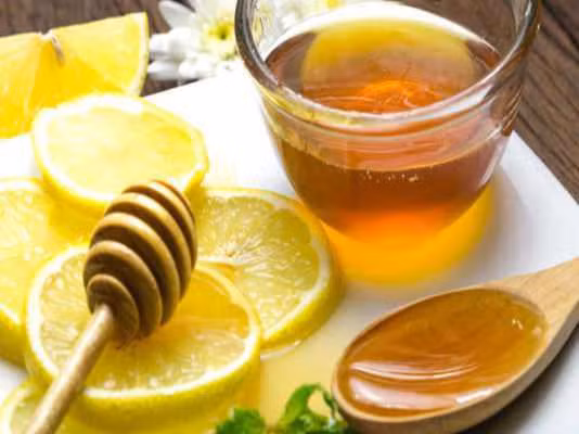 Mật ong và chanh đã quá nổi tiếng với các tín đồ làm đẹp vì những công dụng vượt trội của chúng.